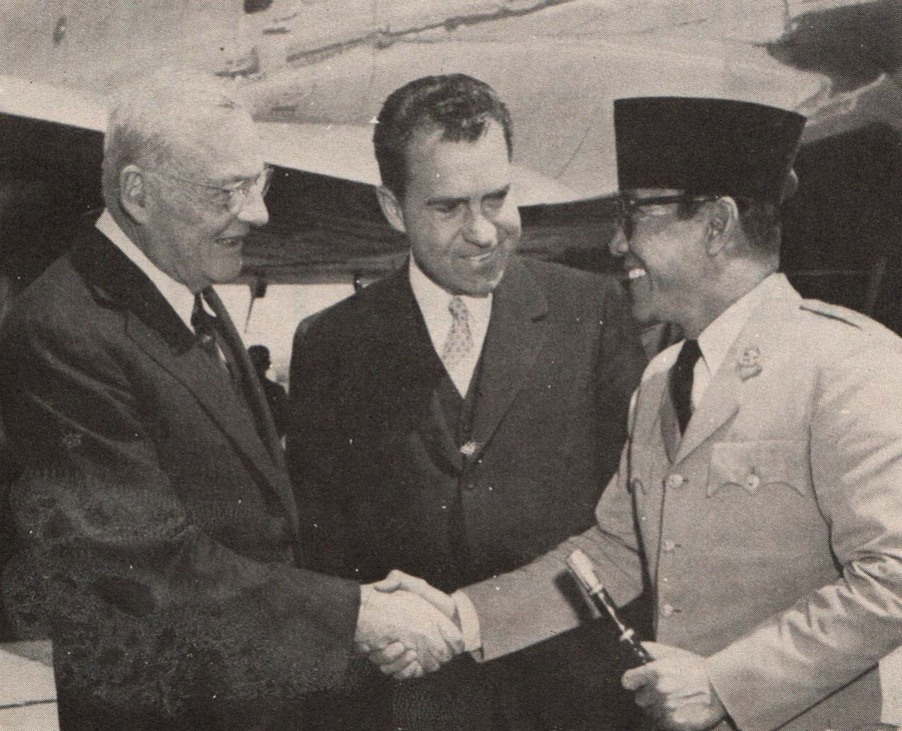 éphéméride 07 mai - John Foster Dulles accompagne le Président Nixon à la rencontre du président indonésien Sukarno à Jakarta en 1956 (source United States Information Service)