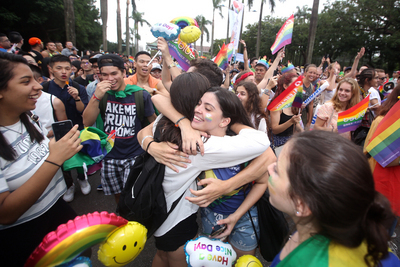 Des associations appellant à autoriser les mariages homosexuels multinationaux 