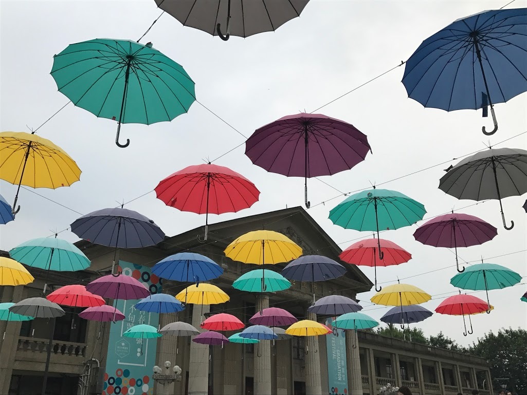 OEPAT : parapluies, jazz, et campagne