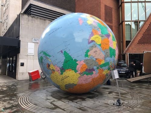 Des parlementaires britanniques réagissent à la décision de la LSE