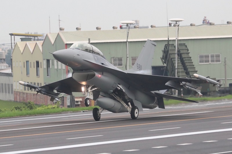 Les avions de chasse décollent depuis une autoroute pour les exercices Han Kuang