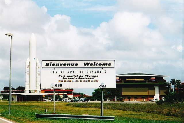 Entrée du centre spatial guyanais (photo Benoît Prieur / Wikimedia Commons)