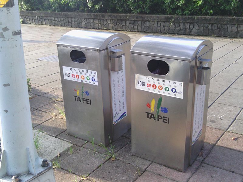 Mystère des poubelles publiques, dépistage, confinement et concours