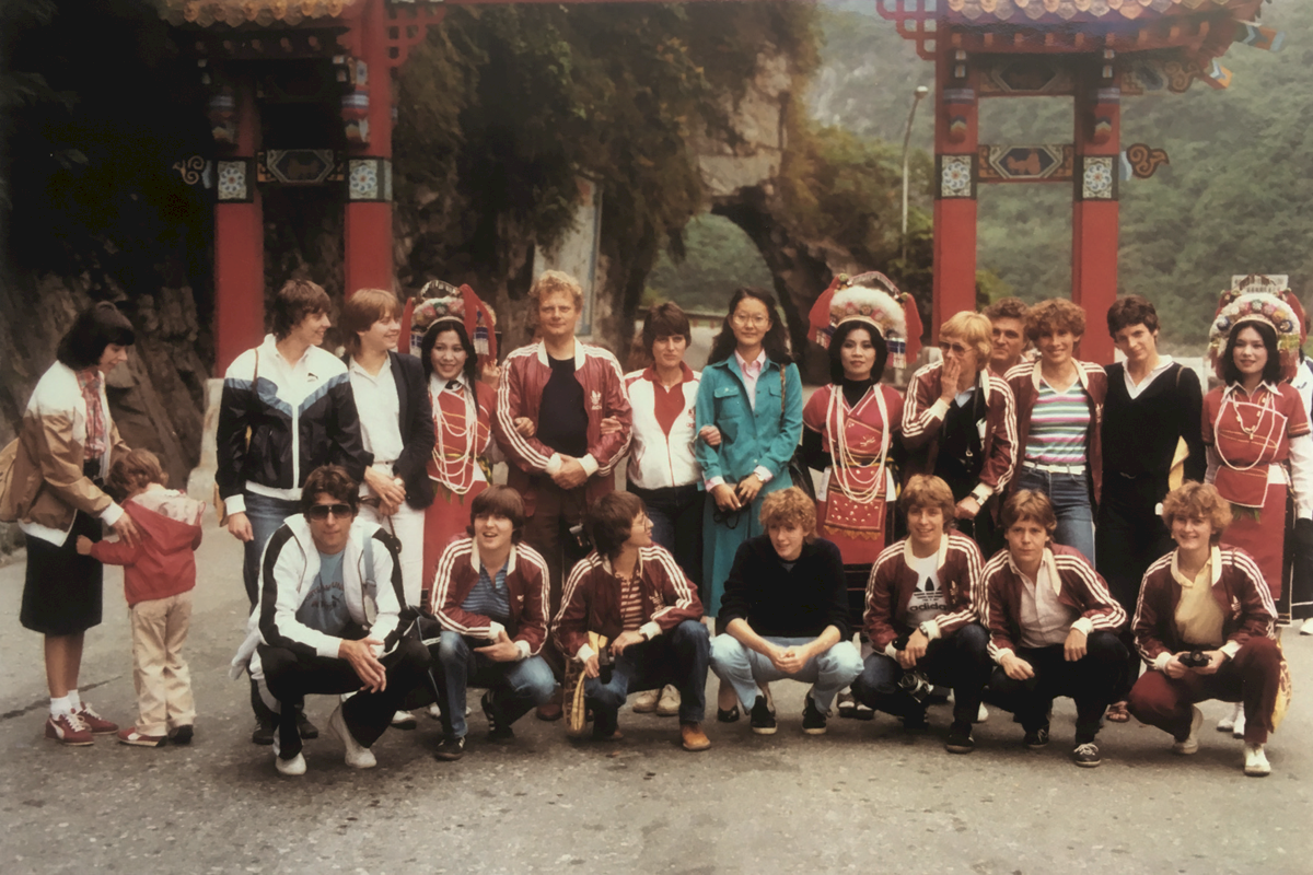 L'équipe féminine de football du SSG09 Bergisch Gladbach à Taiwan en 1981 / photo Mindjazz