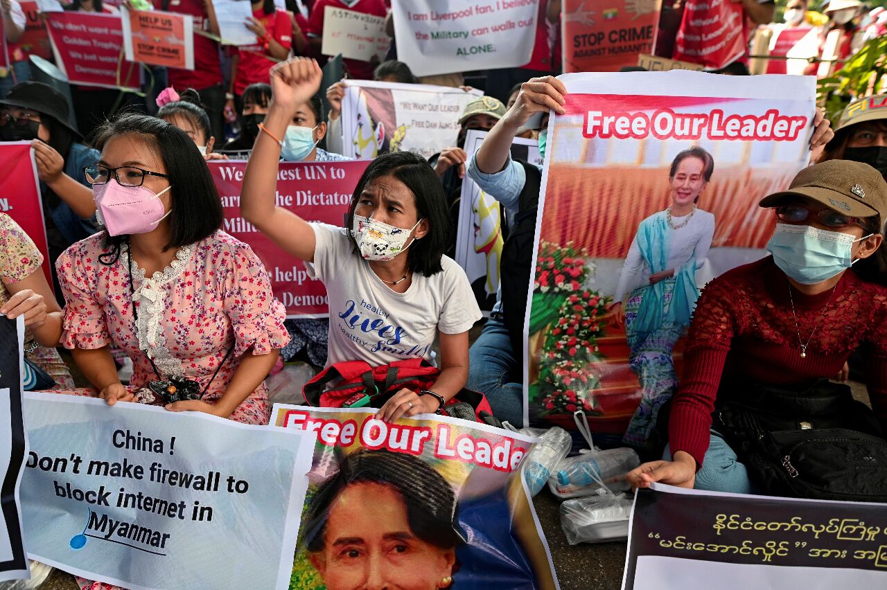 Manifestations au Myanmar (Birmanie) pour protester contre le coup d'Etat et l'arrestation d'Aung San Suu Kyi (Image : Reuters)