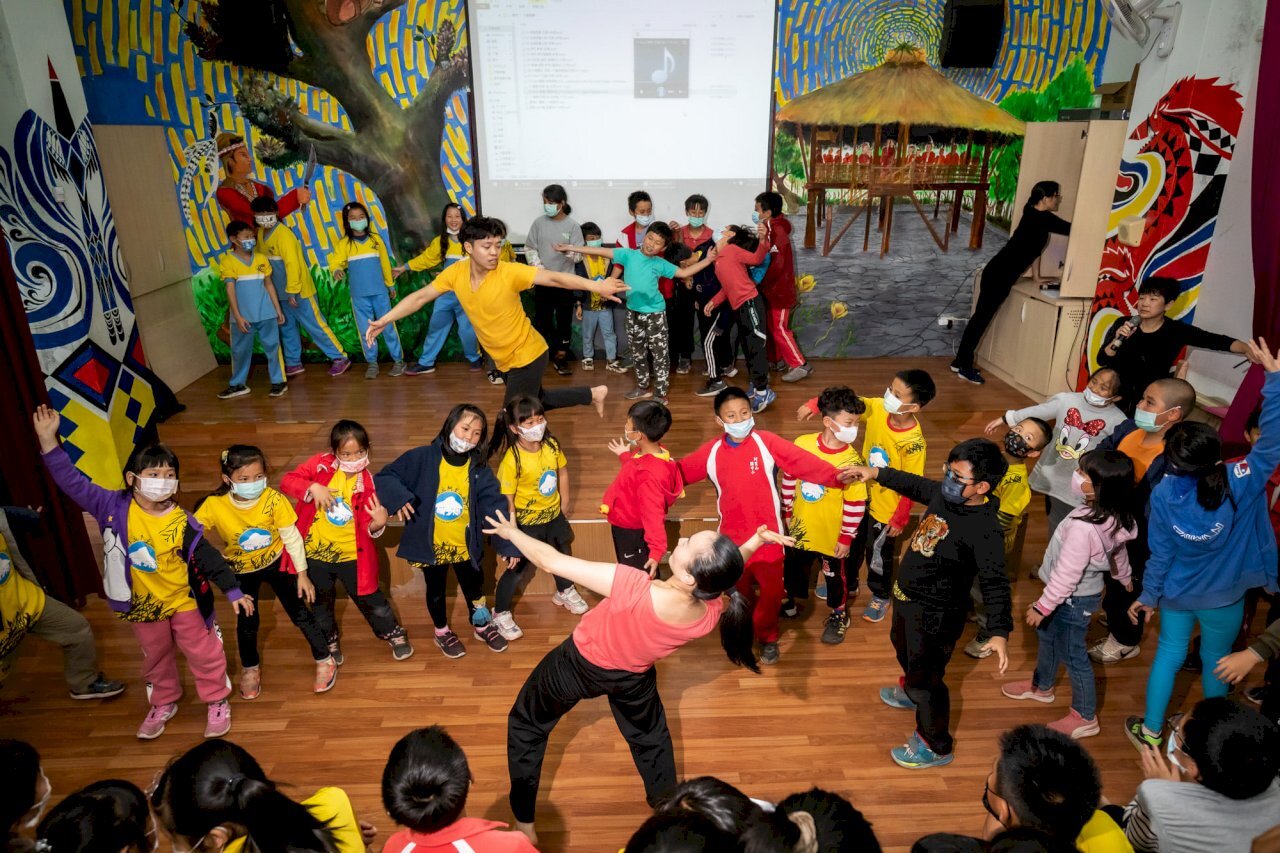 La célèbre compagnie de danse Cloud Gate s’invite dans les écoles primaires reculées de Taïwan