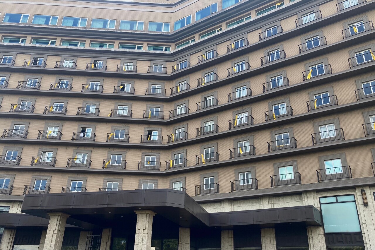 Les pilotes de Taoyuan manifestent depuis leur fenêtre contre le « cycle sans fin travail-quarantaine »