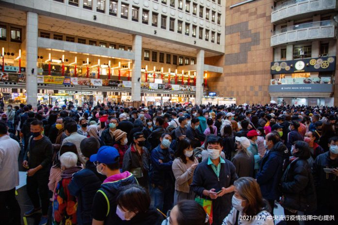 La campagne de vaccination se poursuit à la gare de Taipei