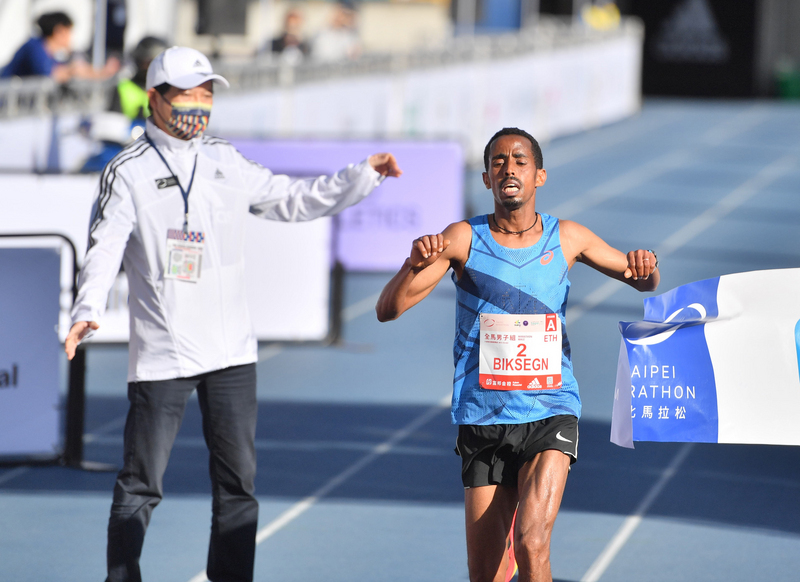 Etrangers, sport et salaire moyen