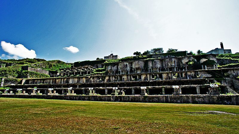 Les ruines de la mine d'Aikawa (伊藤善行, CC BY-SA 3.0 <https://creativecommons.org/licenses/by-sa/3.0>, via Wikimedia Commons)