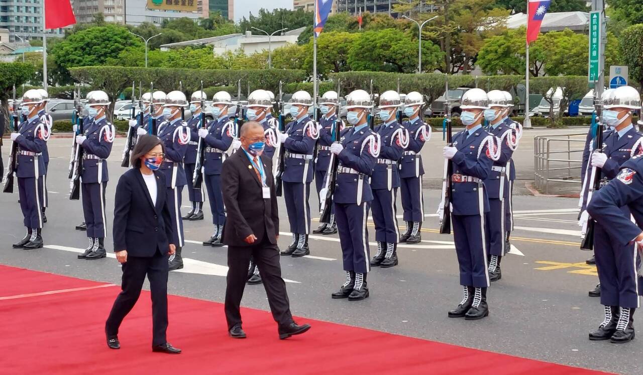 Le président des îles Marshall accueilli avec les honneurs militaires