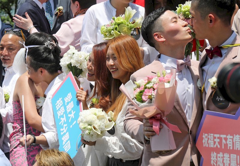 Des associations appellent à amender la loi pour légaliser les mariages homosexuels mixtes