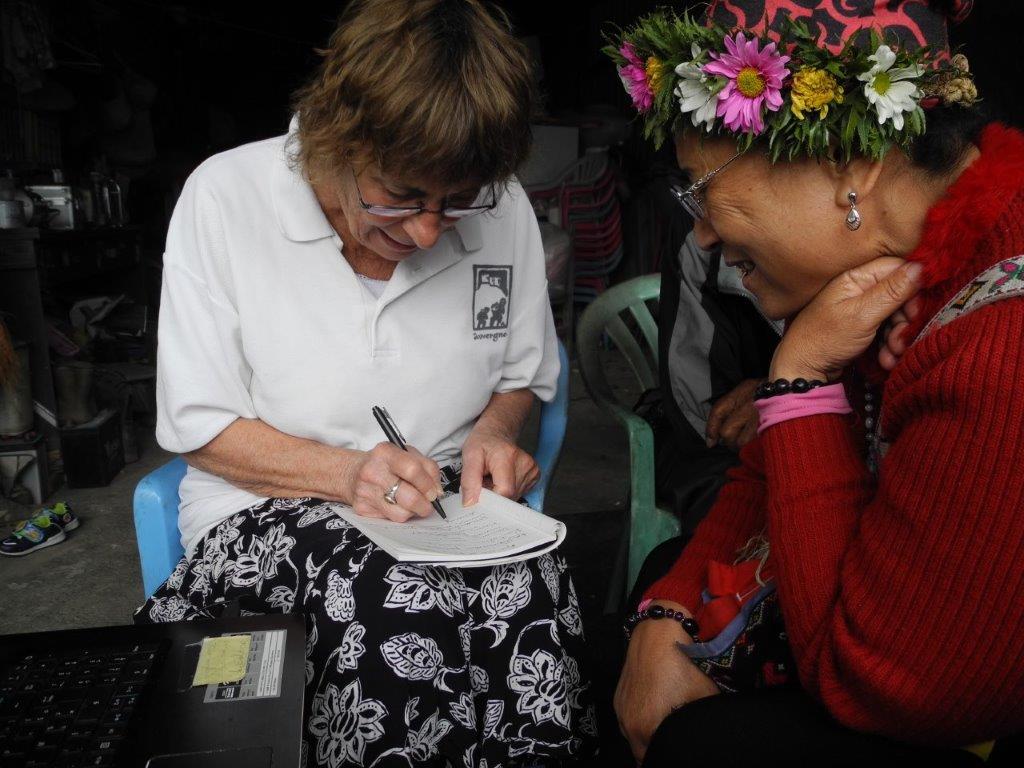 L'anthropologue Josiane Cauquelin prend des notes pour étudier la langue Puyuma à Nanwang (Taitung) © Josiane Cauquelin