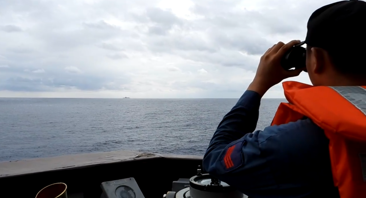 Le porte-avions chinois Shandong navigue le long de la ligne médiane du détroit de Taïwan