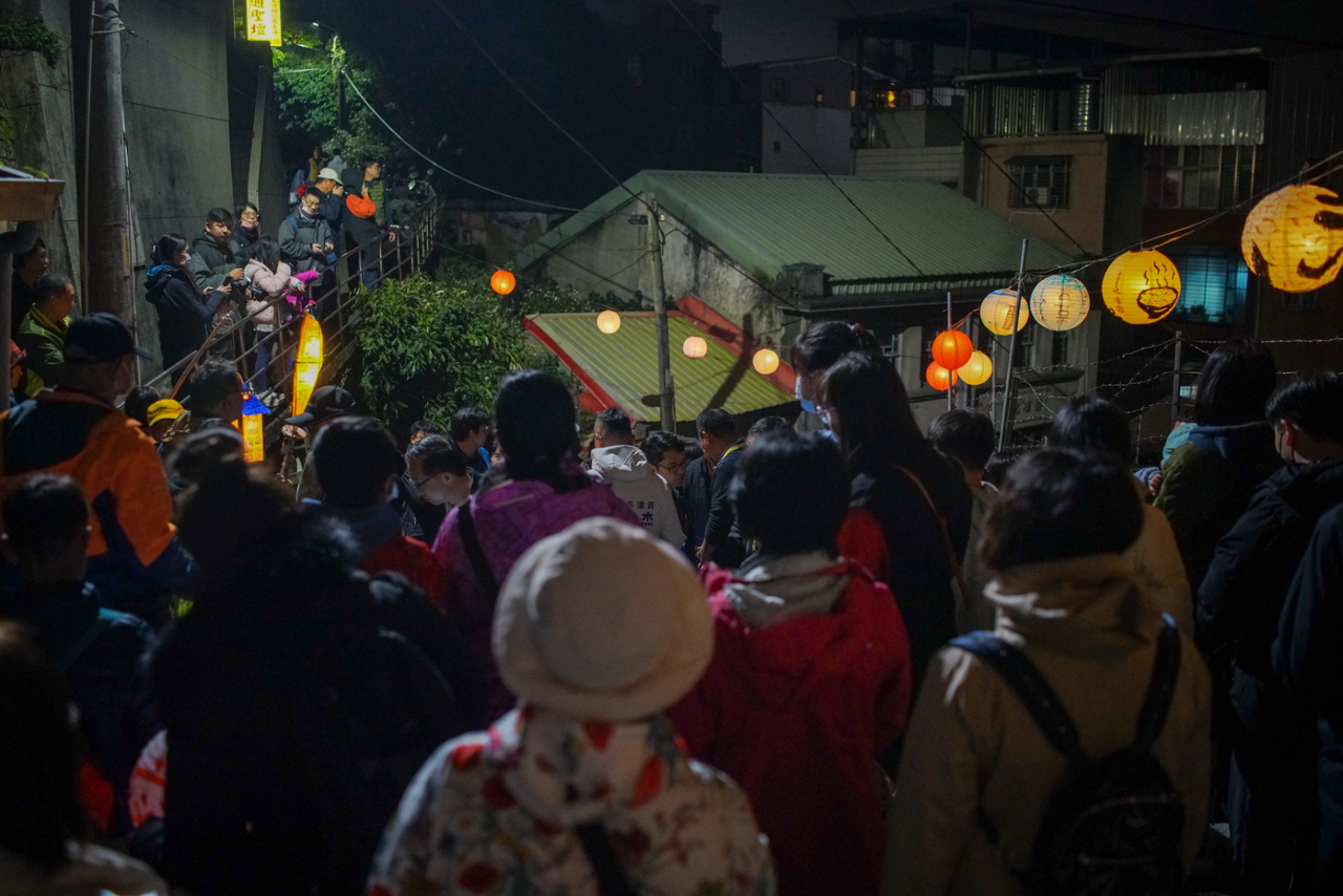 Promenade dans les ruelles de Tamsui lors de la fête des lanternes 2024 (photo : Sasa)