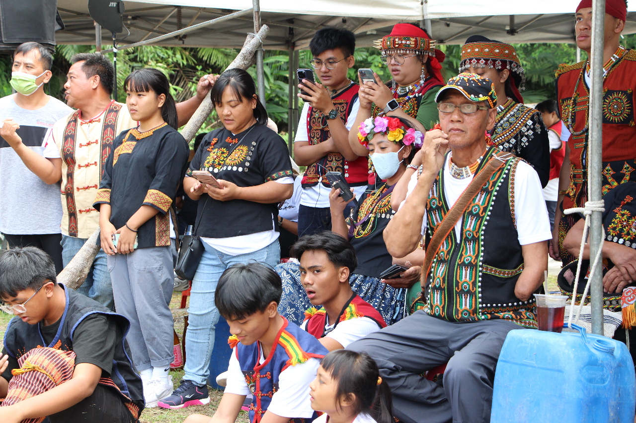 Des néologismes sont nécéssaires pour désigner les objets nouveaux dans les langues autochtones, comme par exemple le mot smartphone (photo Rti, village de Tuban)