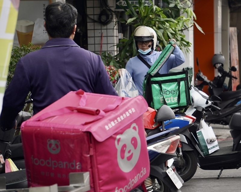 La ministre du Travail se dit contre le rachat de Foodpanda par Uber Eats
