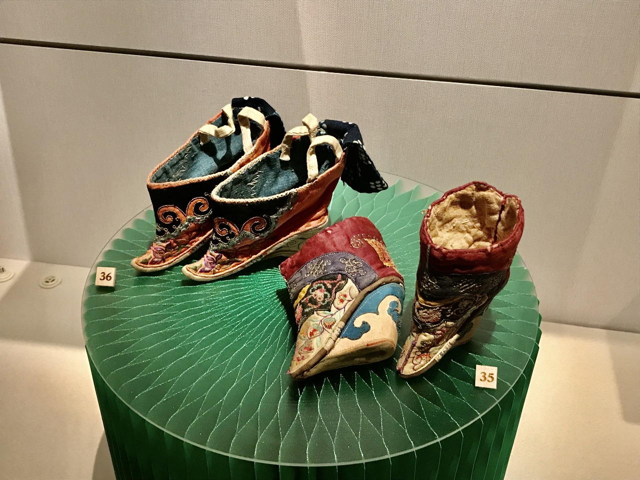 Le Musée de Beitou expose une collection privée exceptionnelle sur la coutume des pieds bandés (½)